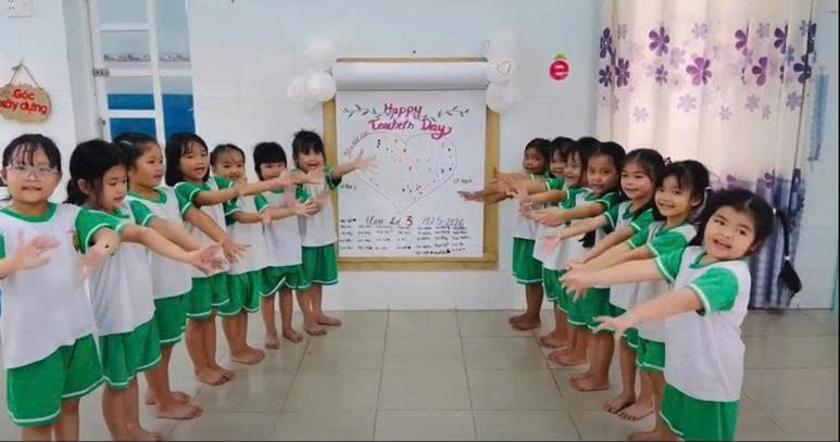 Bé làm báo tường ngày 20/11