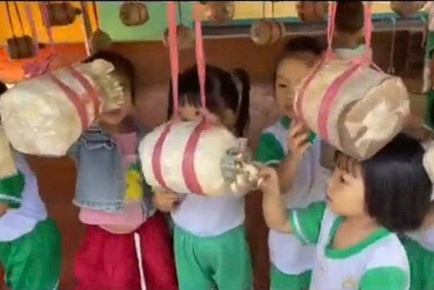 Bé tham quan khu nhà nấm - Lớp Chồi 4