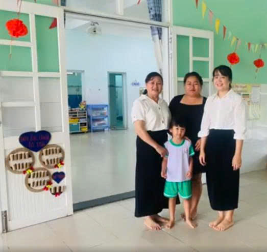 Bé làm kí hiệu đến lớp - Lớp Lá 5